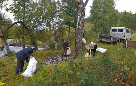 Мусор после туристов собрали сотрудники Шебалинской районной больницы